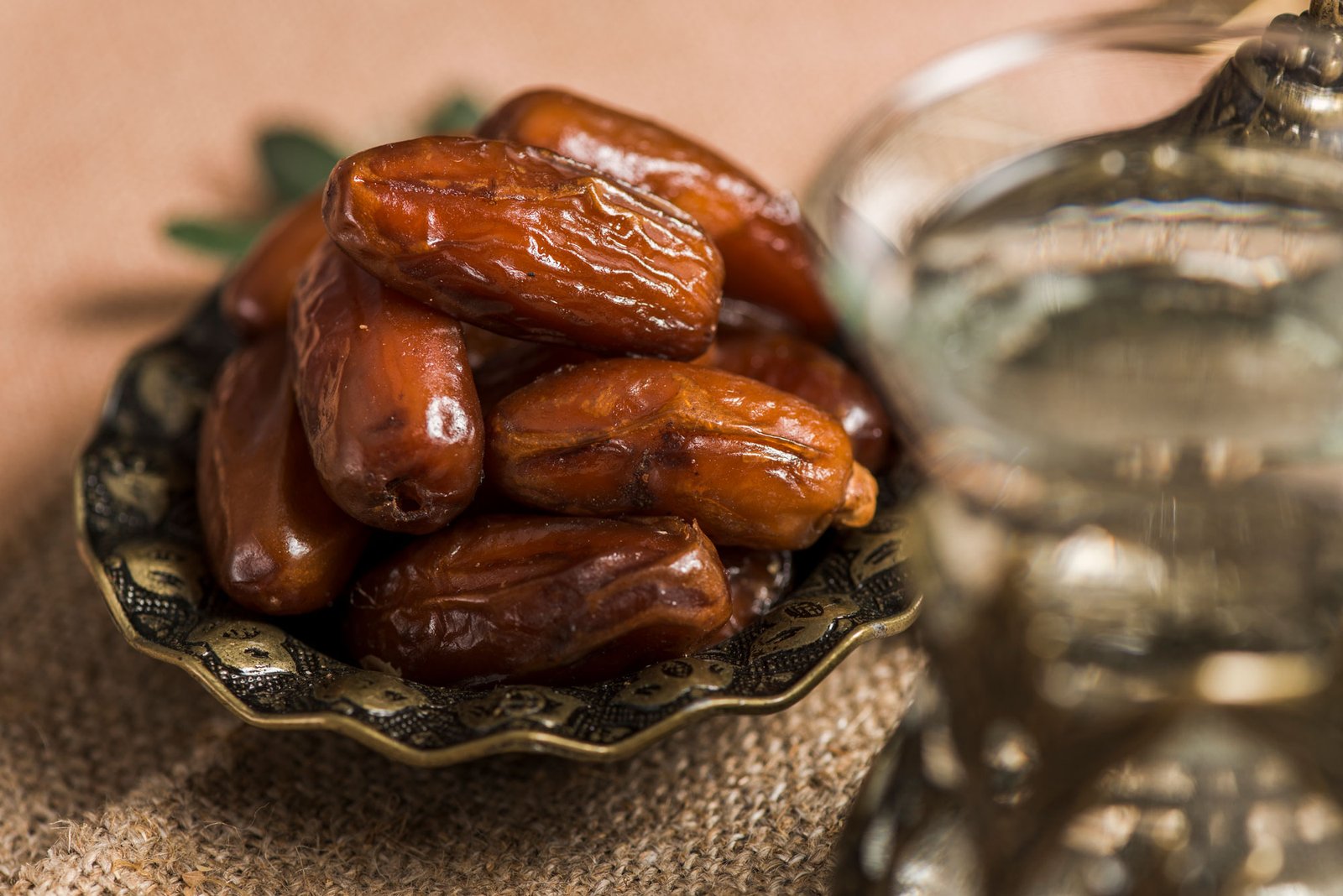 Dates support heart health and control cholesterol. | खजूर हार्ट हेल्थ को बेहतर बनाता है।